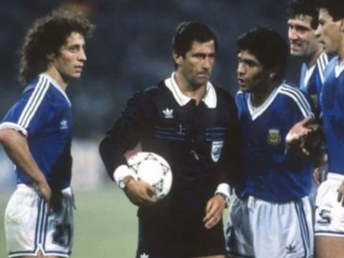 El árbitro nacionalizado mexicano en medio de las protestas de Maradona, Troglio, Monzón y Simón.