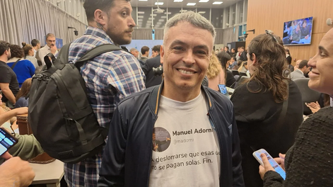 El diputado nacional Esteban Paulón y su remera con la frase de Adorni.