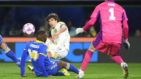 La jugada del penal: Malcorra intentó patear al arco, pero la pelota dio en la mano de Advíncula y el árbitro cobró penal. Después apareció Rossi para atajarlo.