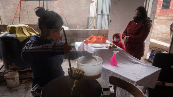 Los que trabajan en el comedor solidario Arco Iris han notado que semana a semana crece la demanda de quienes se acercan a pedir comida al lugar. Foto: Ignacio Blanco / Los Andes