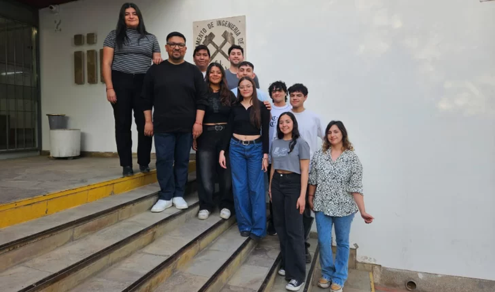Protagonistas. Los responsables del &aacute;rea de tutor&iacute;a de la carrera de Miner&iacute;a, de la Universidad Nacional de San Juan, junto a alumnos de voluntarios de los primeros a&ntilde;os organizaron la JEM 2025. Foto: Diario de Cuyo