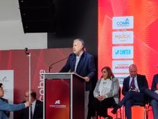 El gobernador Alfredo Cornejo durante su discurso en Argentina Cobre.&nbsp;
