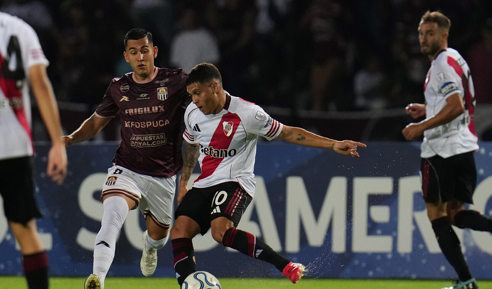 Juanfer Quintero, figura de River ante Carabobo, más allá que falló un penal por la Copa Sudamericana. 