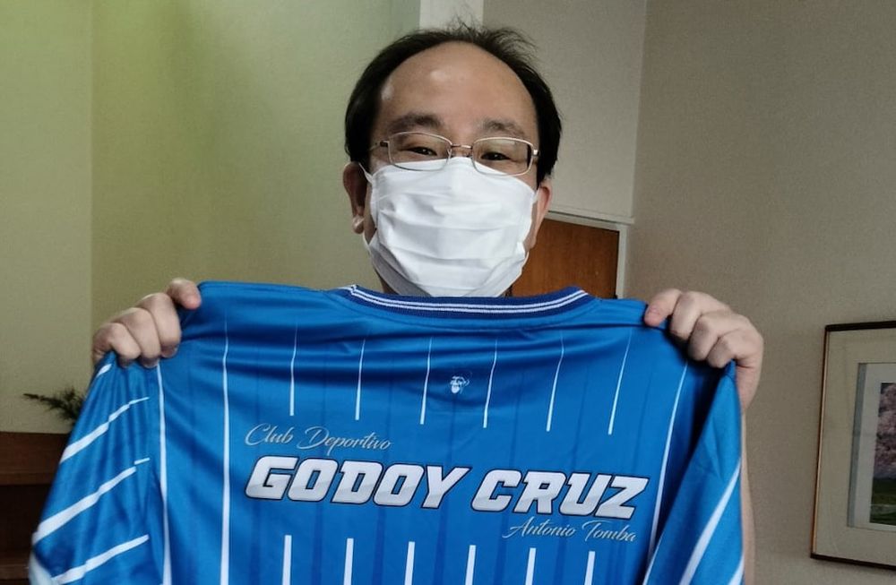 El japonés más mendocino del mundo recibió una camiseta del Tomba y otros regalos que llegaron de Mendoza. Foto: X @NagoyaArgentina
