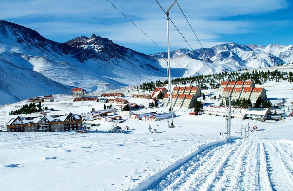 Las nevadas ilusionan a Las Leñas. El centro de esquí en Malargüe tendrá una preapertura durante este fin de semana largo, / Foto: Archivo Los Andes,