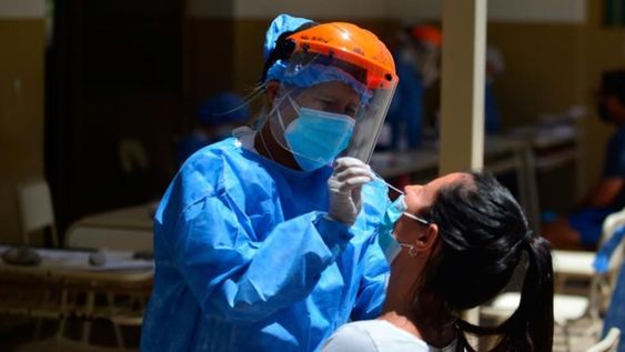 El crecimiento de los contagios hizo que las personas busquen realizarse más los test para saber si están contagiados. El PCR es uno de los análisis más utilizados.