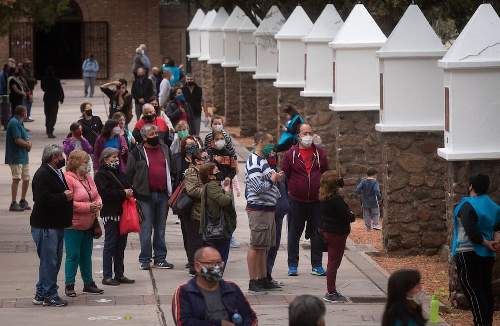 El jueves 14 y viernes 15 de abril habrá cortes de calle en los alrededores del Calvario por la Semana SantaUna nueva Semana Santa en pandemia: actividades, cupos, restricciones y los protocolos en el CalvarioLuego de un 2020 sin actividades en el espacio público, este año se retomaron con importantes medidas sanitarias. Hay un único ingreso y sentido de circulación, no pueden permanecer más de 45 personas en simultáneo y no hay actividades en el lugar. Al mediodía cortan el tránsito por CervantesFoto: Ignacio Blanco / Los Andes