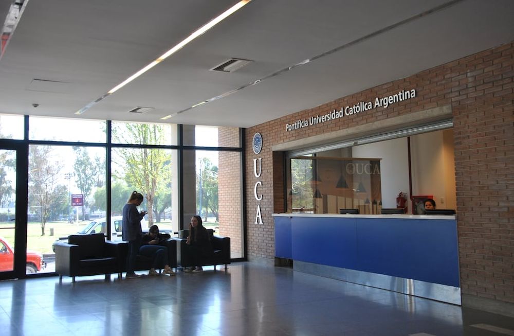 Ciclo académico 2021: la UCA prepara aulas híbridas para brindar clases virtuales y presenciales en simultáneo