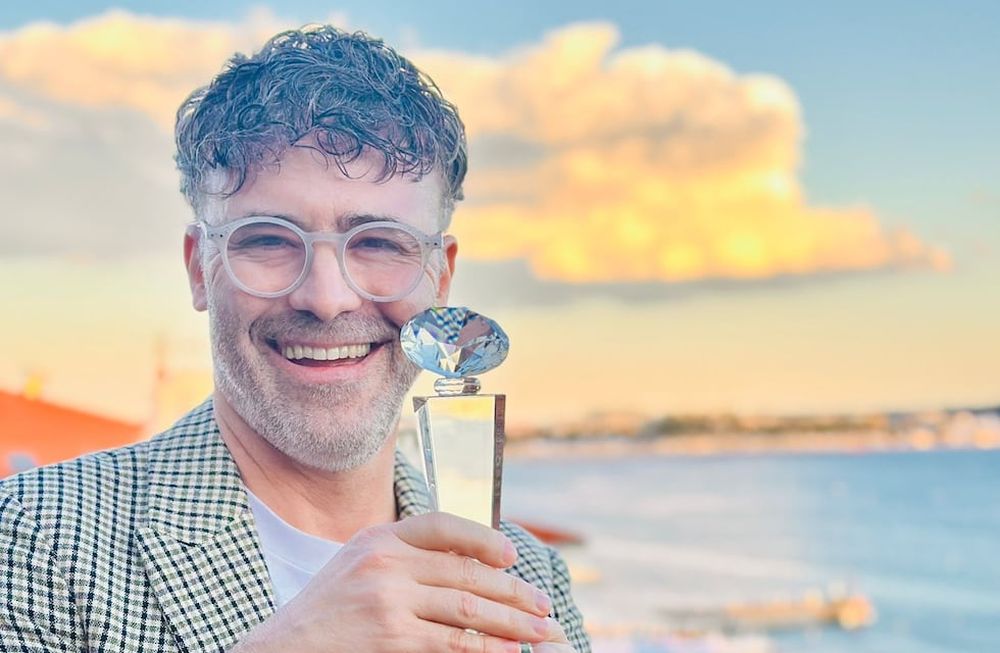 Sebastián Macchia con el premio obtenido en el Festival de Cannes