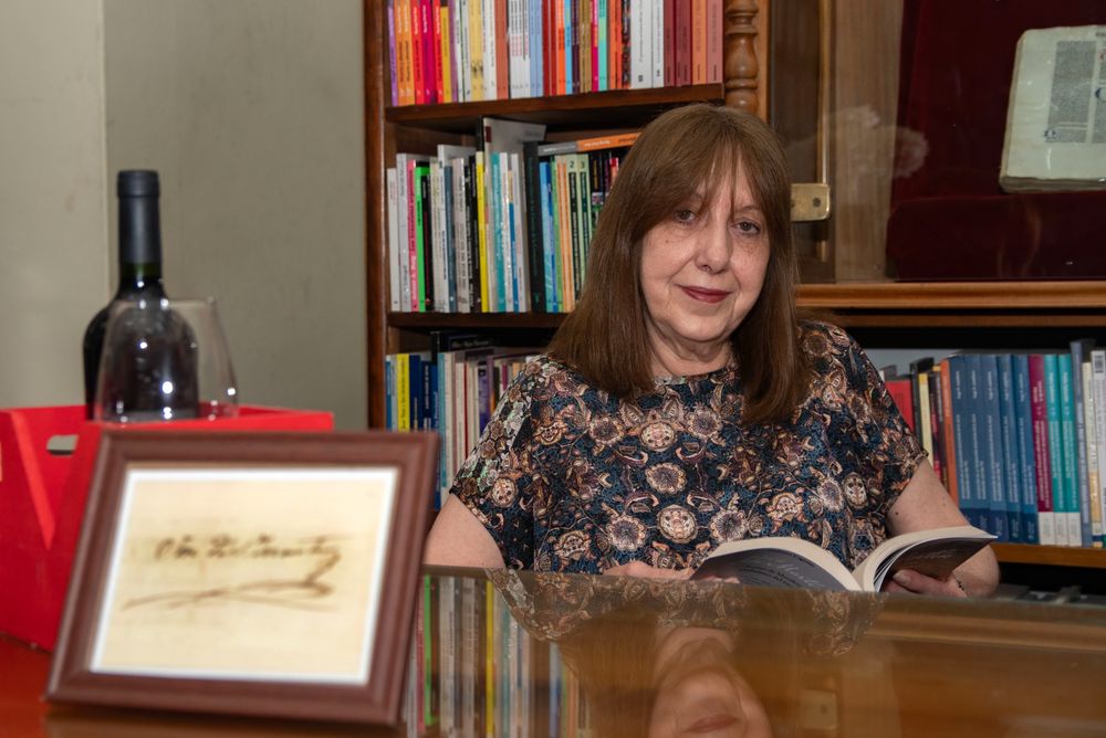 Pilar García Santos, dueña de la librería García Santos, que este año está celebrando 85 años en Mendoza. Foto: Ramiro Gómez / Los Andes