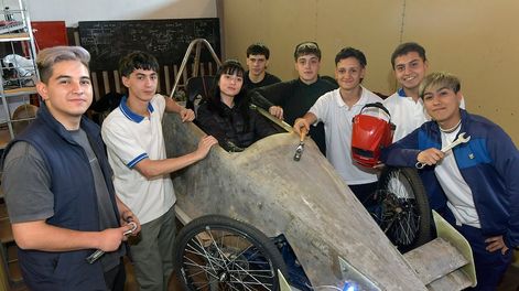 Los chicos trabajan hasta ocho horas por día para completar el prototipo que llevarán a Buenos Aires. | Foto: Orlando Pelichotti / Los Andes