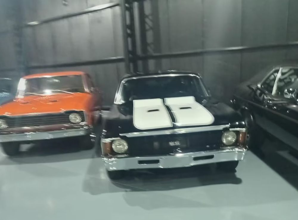 Entre los autos incautados figuran modelos de Porsche, Ferrari y Audi, que reflejan el alto valor económico de los bienes asociados a la mansión.