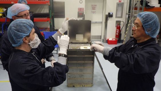 Construcción del microsatélite argentino ATENEA, que participó de la misión Artemis II de la NASA.