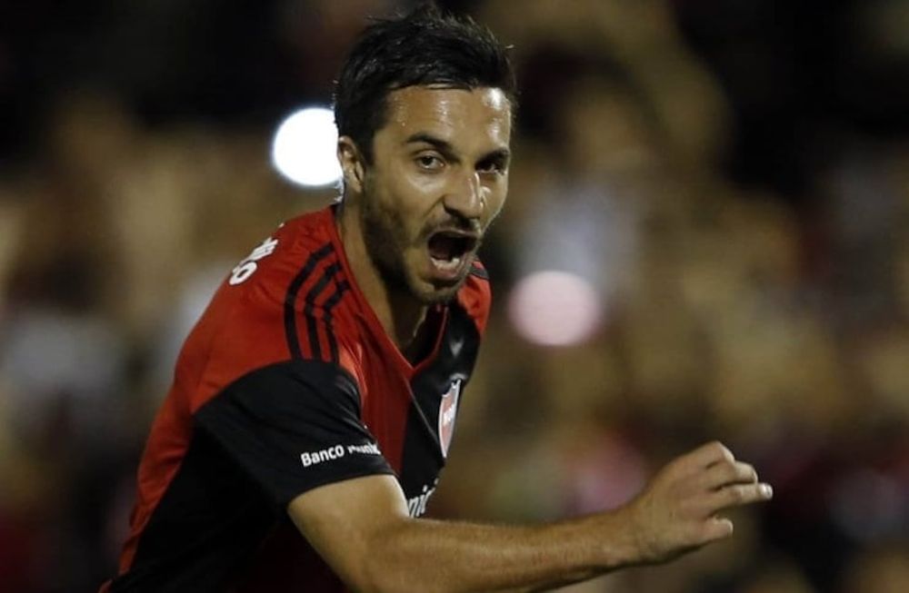 El delantero ex River, tuvo su primera reunión con los directivos de Newells y solo resta la firma del goleador para volver a su cuna futbolística.