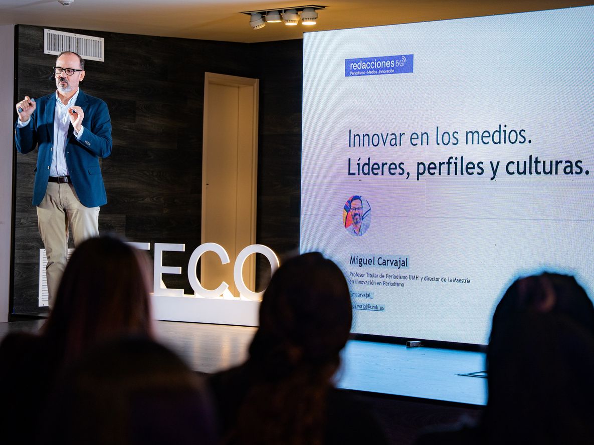 La exposición central estuvo a cargo de Miguel Carvajal Prieto, periodista, investigador, profesor y director del Máster en Innovación en Periodismo en la Universidad Miguel Hernández en España.