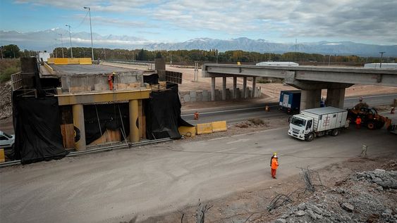 La variante Palmira estaría terminada en 4 meses  Es una de las obras  más importantes y estratégicas de Mendoza,  tiene la mira puesta en potenciar el Corredor Bioceánico.Con la variante Palmira, se podrán desviar los vehículos de carga pesada que circulan por la Ruta 7 con dirección a Chile, sin tener que atravesar calles o avenidas del Gran Mendoza.Foto: Ignacio Blanco / Los Andes