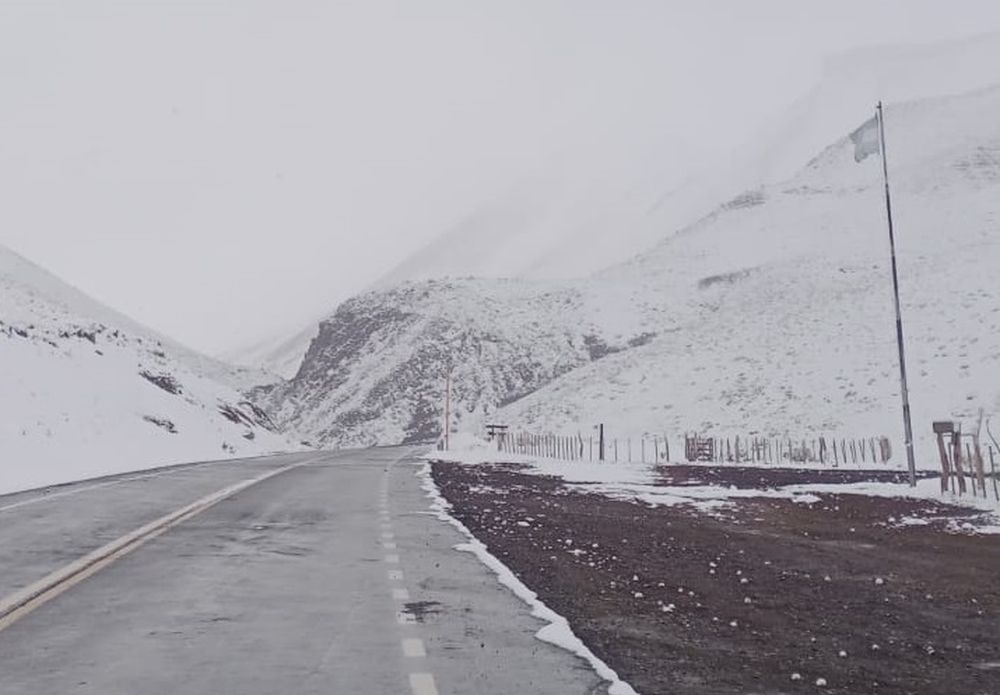 Malargüe amaneció completamente nevado este lunes. - Foto: Gendarmería Nacional&nbsp;