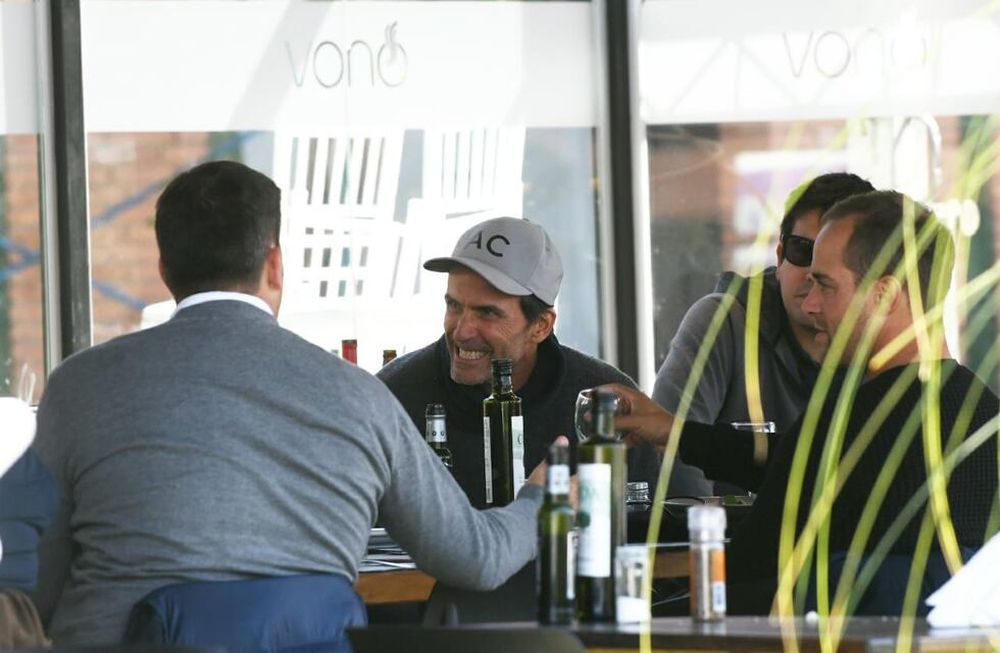 Adolfo Cambiaso, polista de La Dolfina y Selección Argentina, estuvo almorzando en el hotel de la Selección Argentina. A metros de él, estuvo Christian Bragarnik./Marcelo Rolland - Los Andes