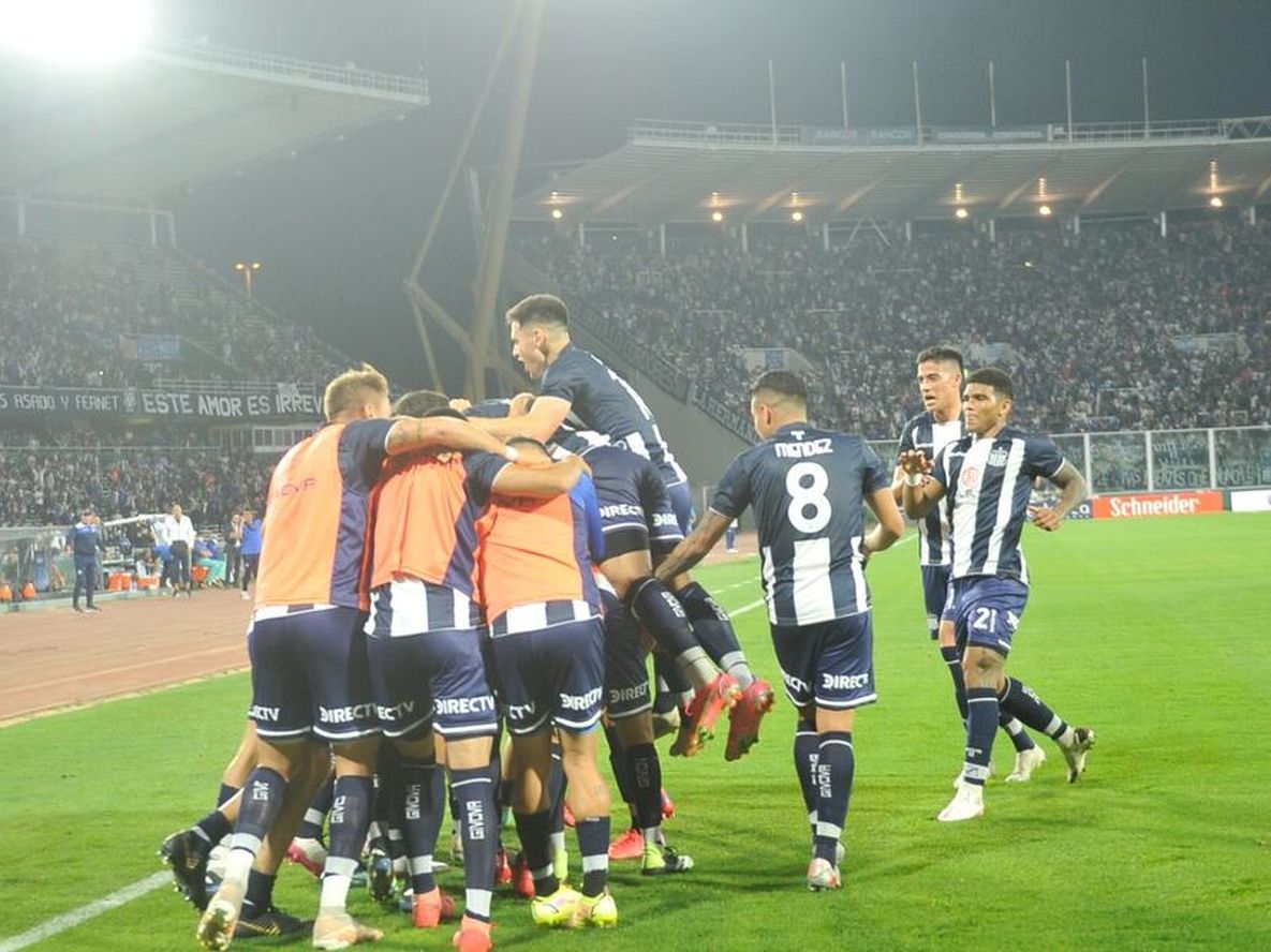 Todos trepados a una ilusión. Talleres se impuso 2-0 a Atlético Tucumán y quedó a un punto de River en la Liga Profesional. (Javier Ferreyra)