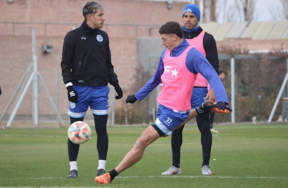 Mientras Matías Ramírez y Gonzalo Ábrego (32) tendrán su primera vez en el Monumental, Pier Barrios (en el fondo) conoce el paño porque lo enfrentó varias veces con la camiseta de Belgrano y Atlético Tucumán. / GCAT