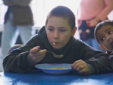 6 de cada 10 chicos en Argentina dependen de comedores para alimentarse. Captura: X / @bdalimentos