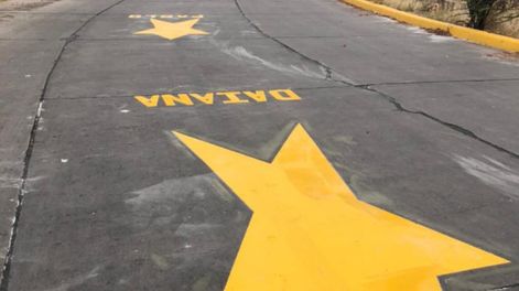 Familiares y amigos pintaron las estrellas de las víctimas del accidente en El Challao.