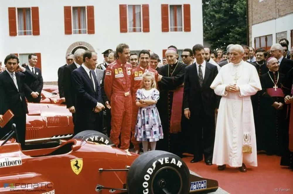 Juan Pablo II, también tuvo su vínculo con el automovilismo