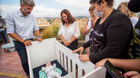 Se realizó la entrega de cunas para ayudar a familias con bebés prematuros