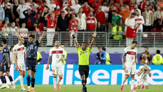 El árbitro salvadoreño Iván Barton señala el final del partido en San Francisco y el festejo de los jugadores paraguayos que llegarán a la última fecha con chances de clasificar y la decepción y tristeza de los turcos, que tras la derrota&nbsp; quedaron eliminados.&nbsp;