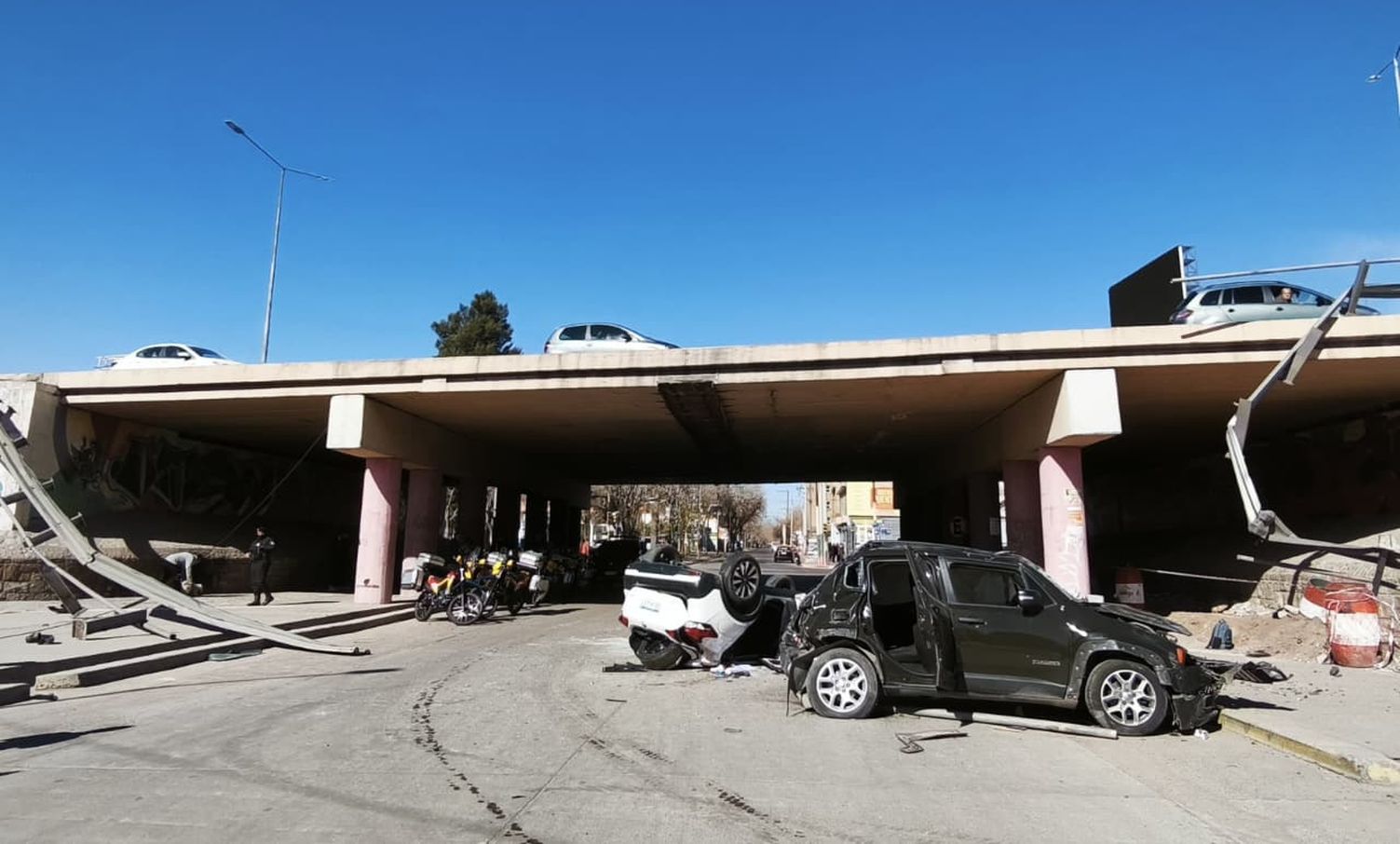Impactante accidente en el Acceso Este. Dos vehículos cayeron desde un puente hacia calle Alberdi.