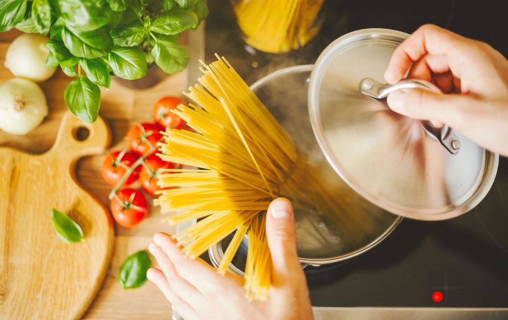 Comer fideos secos es un experimento raro en la alimentación y puede generar riesgos a corto plazo.