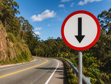 que significa una senal de transito con fondo blanco y una flecha que apunta hacia abajo