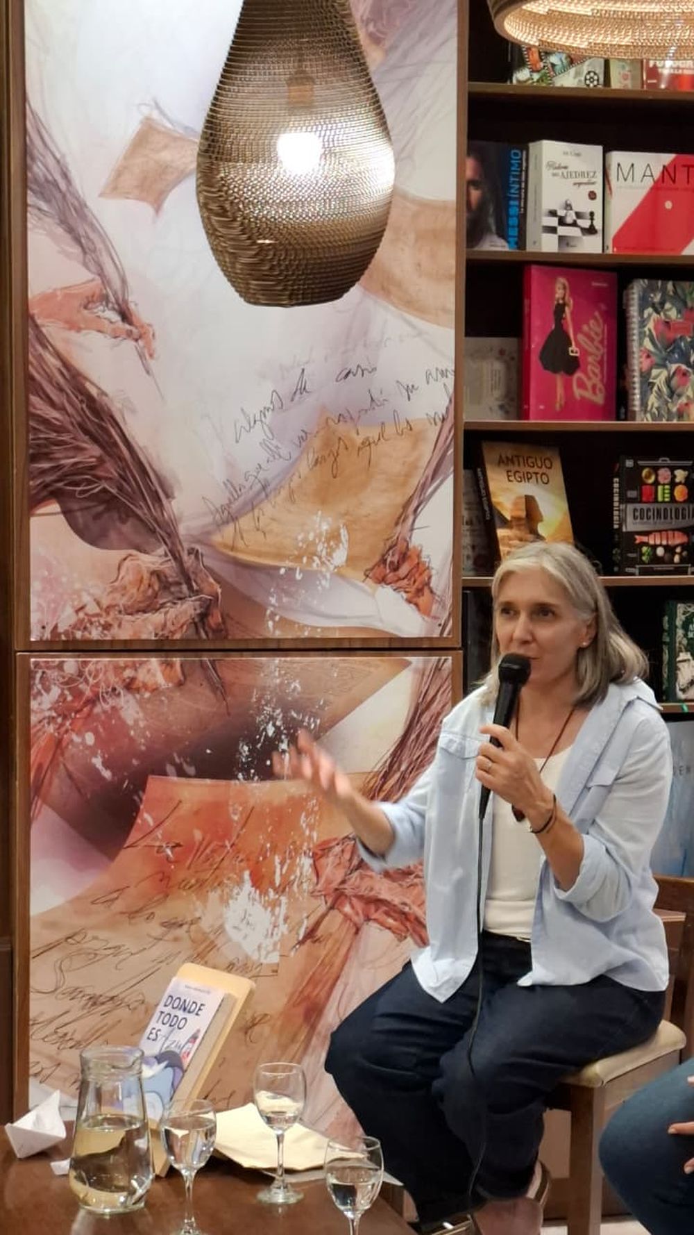 María Alejandra Gil, autora mendocina nacida en San Rafael, en la presentación de su novela Donde todo es azul.