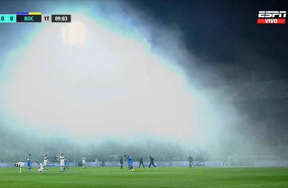Se detuvo el partido. Hay represión de la Policía a los hinchas de Gimnasia que querían entrar. La capacidad está desbordada y está entrando gas lacrimógeno de la represión. Los jugadores, afectados. / Gentileza.