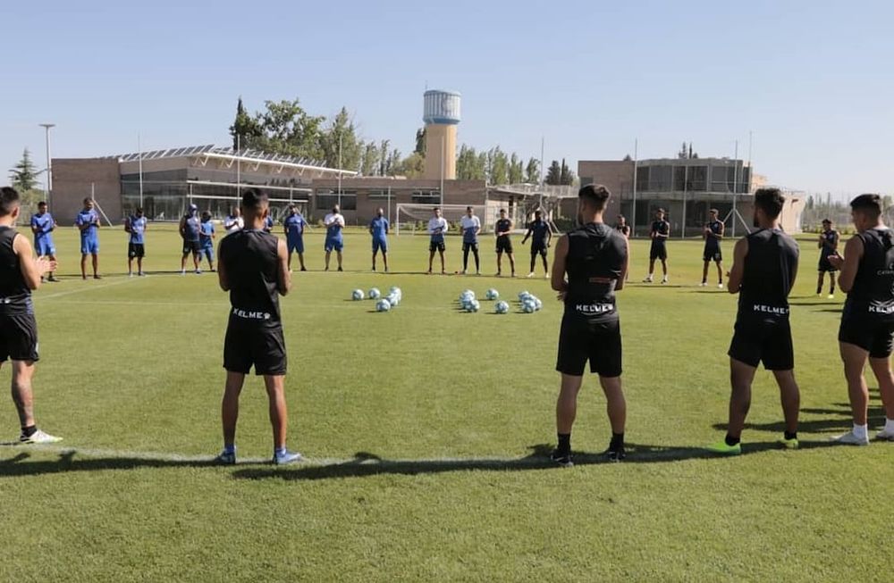 El plantel hizo un minuto de silencio en homenaje a Diego Maradona. /Gentileza Prensa de Godoy Cruz.