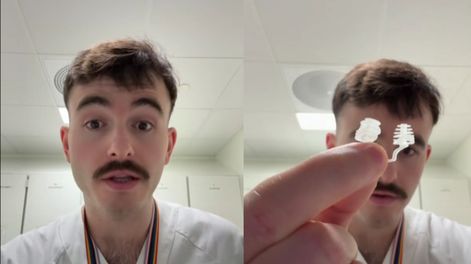 Un enfermero muestra el objeto que usa en un hospital de Noruega.