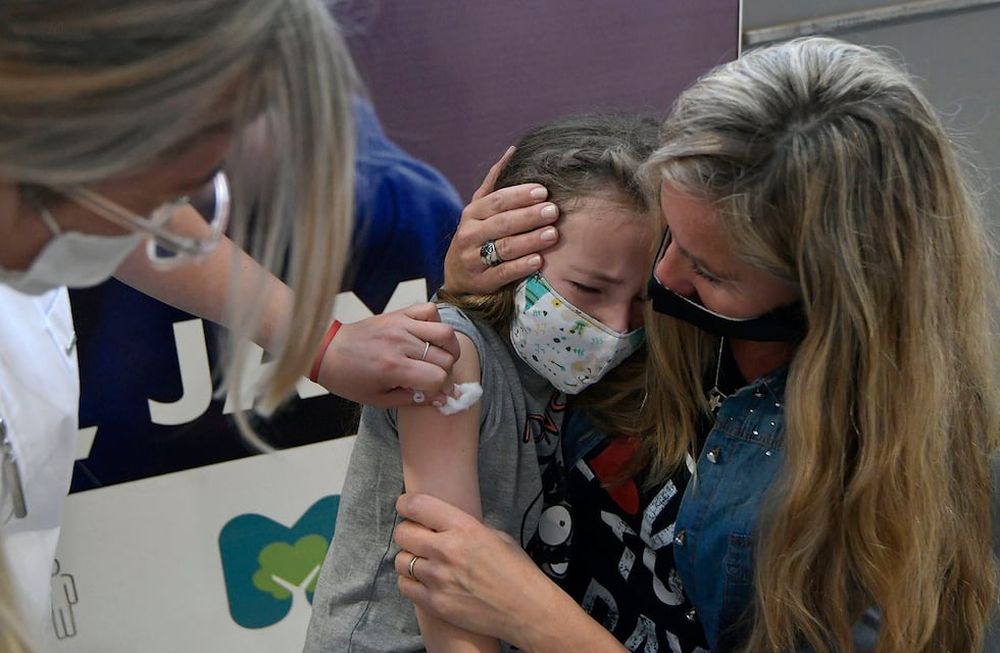 Argentina inició hoy en forma simultánea en todo el país la vacunación contra la COVID-19 para niñas y niños de 3 a 11 años.En el Vacunatorio de Campaña de la Nave, vacunaron a 14 menores. María Emilia (7) y su madre Patricia LópezFoto: Orlando Pelichotti
