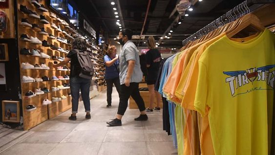 Cuánto podrían bajar los precios de la ropa.
