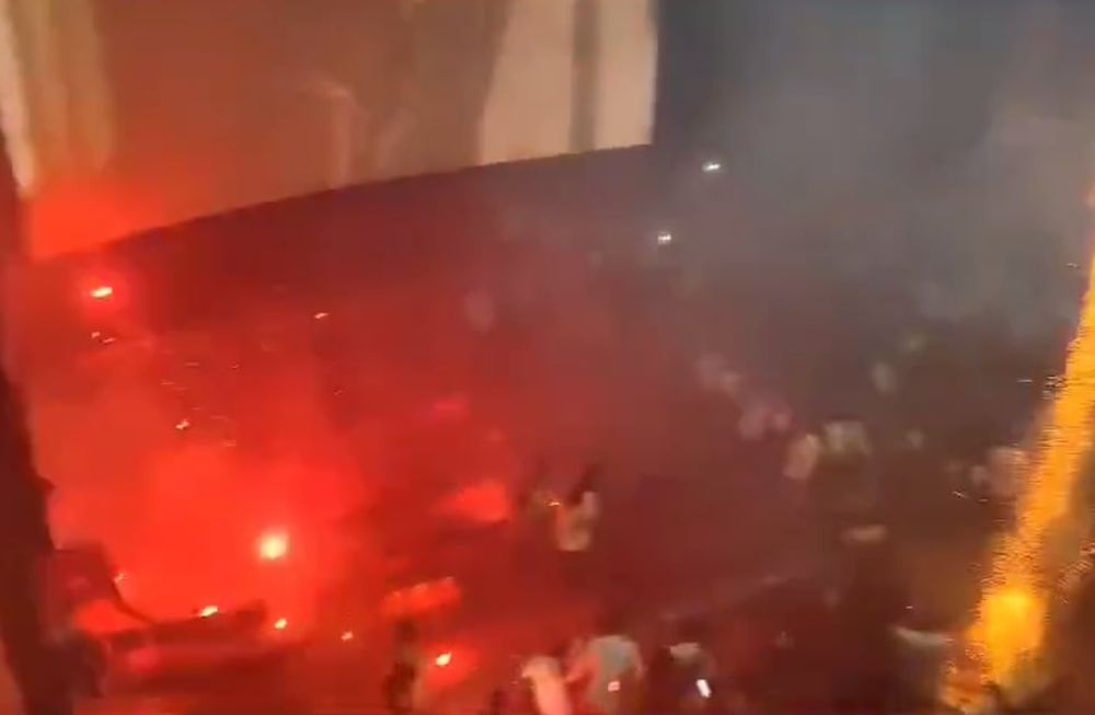 En un video difundido en redes sociales, se ve cómo los atemorizados  espectadores huyen de la sala ante la amenaza de un incendio. Foto: Captura video