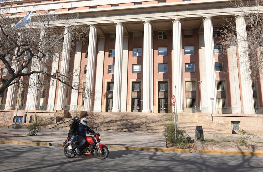 De un saque. Tras firmar un acuerdo con Celso Jaque, los magistrados locales están enganchados con sus pares de la Justicia Federal. El porcentaje es en un solo tramo.