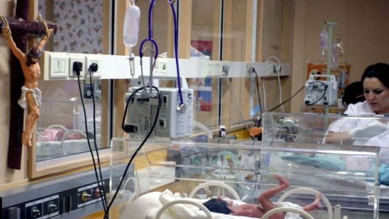 Detectan alta tasa de cesáreas y falencias en maternidades privadas