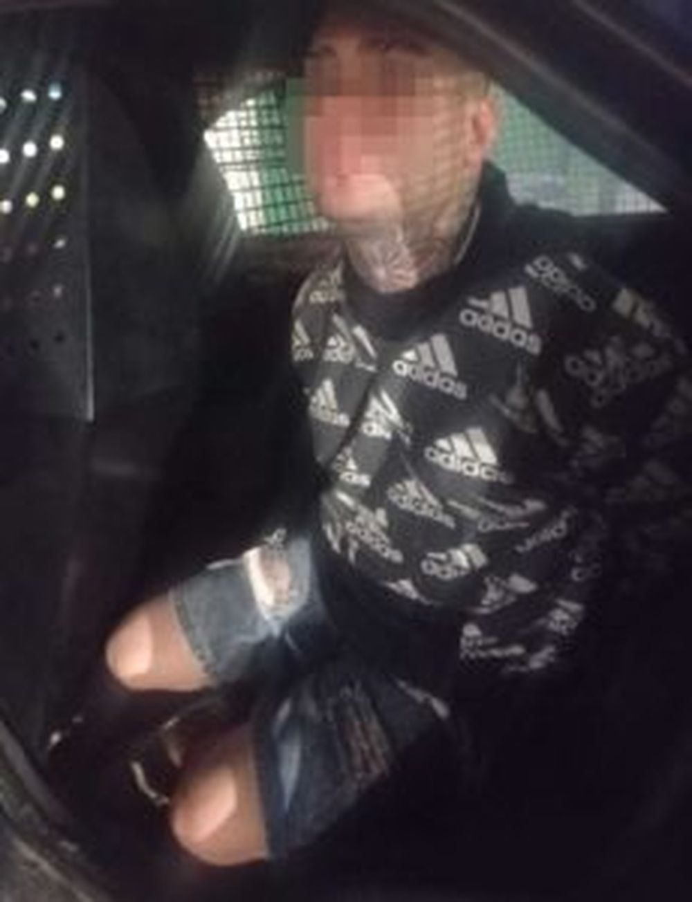 La pareja quedó detenida luego de que la policía advirtiera la situación mediante las cámaras de seguridad y el seguimiento CEO. 