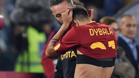 La Joya sintió una molestia muscular tras convertir desde los doce pasos y pidió el cambio en el triunfo contra Lecce, por la Serie A. El delantero se someterá a estudios para conocer la gravedad de la lesión.  Preocupación para Scaloni. / Gentileza.