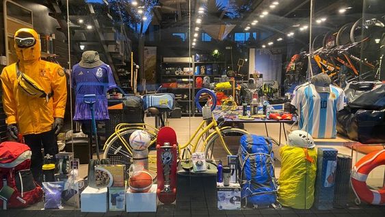 En Mendoza, luego de la pandemia, dos tiendas especializadas en la compra venta de material deportivo crecen por el aumento en la demanda del público de productos usados.