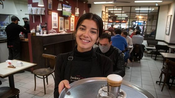 Melanie Piedras tiene grandes sueños y pone toda su vitalidad al servicio de un tradicional café de la Ciudad. Foto: Ignacio Blanco / Los Andes