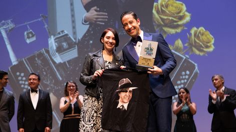 El cantante de tangos mendocino Emanuel Rivero Famá, al momento de recibir el primer premio en el certamen internacional de Medellín (Colombia).