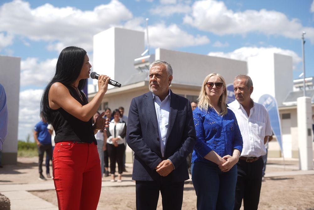 La intendenta de Santa Rosa, Flor Destéfanis, encabezó una entrega de viviendas con Alfredo Cornejo