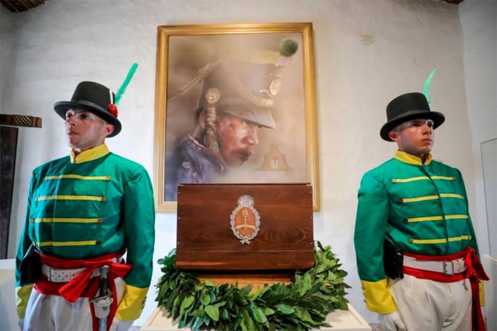Urna con los restos atribuidos al sargento Juan Bautista Cabral. Foto: Gentileza