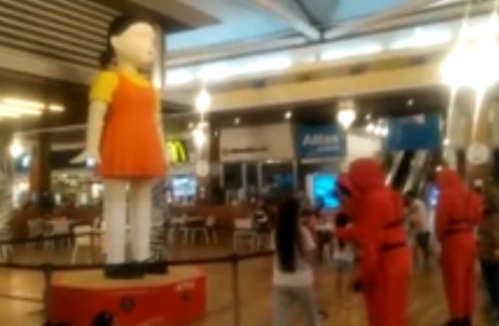 La muñeca icónica de El Juego del Calamar debió ser desmantelada del shopping de Avellaneda.