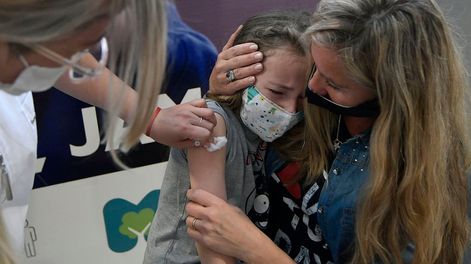 Los Andes | Argentina inició hoy en forma simultánea en todo el país la vacunación contra la COVID-19 para niñas y niños de 3 a 11 años.En el Vacunatorio de Campaña de la Nave, vacunaron a 14 menores. María Emilia (7) y su madre Patricia LópezFoto: Orlando Pelichot